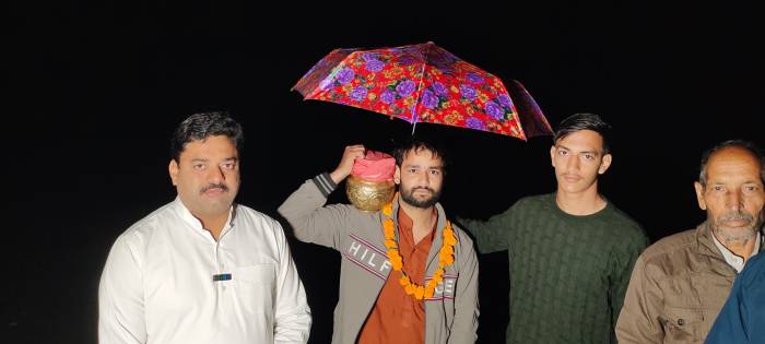 ਪੰਜਾਬ ਵਿੱਚ ਨਸ਼ਾ ਖਤਮ ਹੋਵੇ ਨਰਾਤਰਿਆਂ ਦੌਰਾਨ ਇਹੀ ਕਾਮਨਾ ਲੈ ਕੇ,, ਸਤਲੁਜ ਸਰਾਏ ਪੱਤਣ ਤੋਂ ਰੋਜਾਨਾ ਇਸ਼ਨਾਨ ਕਰਕੇ, 10 ਕਿਲੋਮੀਟਰ ਪੈਦਲ ਮਾਤਾ ਦੇ ਦਰ ‘ਤੇ ਜਲ ਪਹੁੰਚਾਉਂਦਾ ਰਿਹਾ ਭਗਤ ਪ੍ਰਿੰਸ