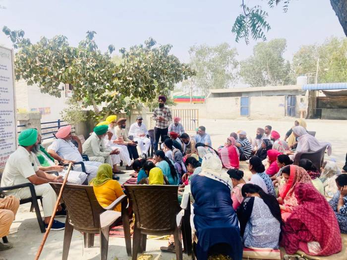 ਸੰਘਰਸ਼ ਕਰ ਰਹੇ ਆਦਰਸ਼ ਸਕੂਲ ਦੇ ਟੀਚਰ ,ਮਾਪਿਆ ਦੀ ਭਰਾਤਰੀ ਜਥੇਬੰਦੀਆਂ ਨਾਲ ਹੋਈ ਮੀਟਿੰਗ*