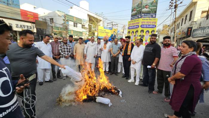 ਸਾਬਕਾ ਕੈਬਿਨਟ ਮੰਤਰੀ ਮਨੋਰੰਜਨ ਕਾਲੀਆ ਦੇ ਘਰ ਤੇ ਹੋਏ ਗ੍ਰਨੇਡ ਹਮਲੇ ਦੇ ਵਿਰੋਧ ਵਿੱਚ ਭਾਜਪਾ ਆਗੂਆਂ ਨੇ ਆਪ ਸਰਕਾਰ ਦੇ ਖਿਲਾਫ ਕੀਤਾ ਰੋਸ਼ ਪ੍ਰਦਰਸ਼ਨ 