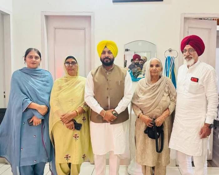 ਚੇਅਰਮੈਨ ਜੱਸੀ ਸੋਹੀਆਂ ਵਾਲਾ ਦਾ ਅਲੌਹਰਾਂ ਕਲਾਂ ਵਿਖੇ ਸੋਨੂੰ ਢਿੱਲੋਂ ਕਨੇਡਾ ਦੇ ਗ੍ਰਹਿ ਪੁੱਜਣ ਤੇ ਕੀਤਾ ਵਿਸ਼ੇਸ਼ ਸਨਮਾਨ ਕਰਦੇ