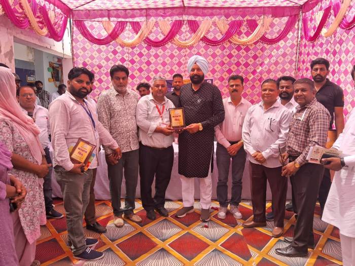 ਹਲਕਾ ਵਿਧਾਇਕ ਫੌਜਾ ਸਿੰਘ ਸਰਾਰੀ ਵੱਲੋਂ ਸੈਂਟਰ ਹੈਡ ਟੀਚਰ ਵਿਨੇ ਸ਼ਰਮਾ ਦਾ ਸਨਮਾਨ ਕੀਤਾ ਗਿਆ