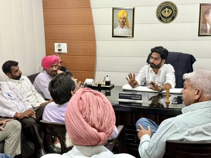 ਹਾੜ੍ਹੀ ਦਾ ਸੀਜ਼ਨ ਸ਼ੁਰੂ ਹੋਣ ਤੋਂ ਪਹਿਲਾਂ ਟਰੱਕ ਯੂਨੀਅਨ ਦੇ ਪ੍ਰਧਾਨ ਨੇ ਕੀਤੀ ਕਮੇਟੀ ਮੈਂਬਰਾ ਨਾਲ ਮੀਟਿੰਗ