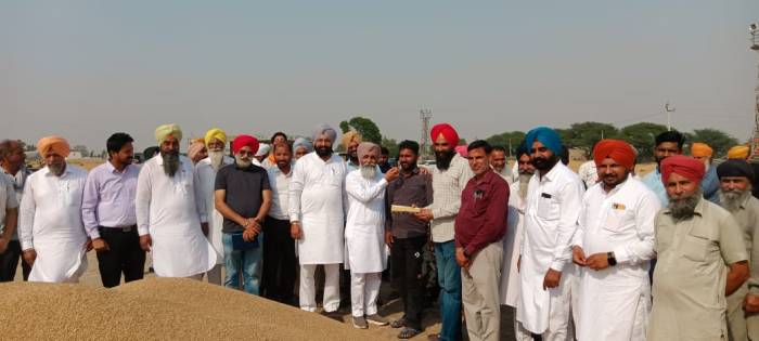 ਵਿਧਾਇਕ ਸਰਾਰੀ ਤੇ ਚੇਅਰਮੈਨ ਸੰਧੂ ਨੇ ਲੱਖੋ ਕੇ ਬਹਿਰਾਮ ਦਾਣਾ ਮੰਡੀ ‘ਚ ਕਣਕ ਦੀ ਸਰਕਾਰੀ ਖਰੀਦ ਸ਼ੁਰੂ ਕਰਵਾਈ