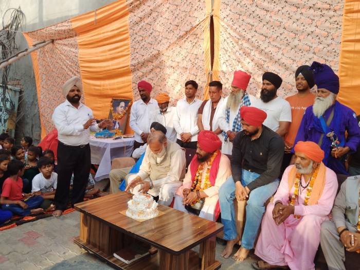 ਦਲਿਤ ਸੰਗਠਨ ਅੰਬੇਡਕਰ ਸਮਾਜ   ਬਾਬਾ ਸਾਹਿਬ ਦਾ ਮਨਾਇਆ ਜਨਮ ਦਿਨ