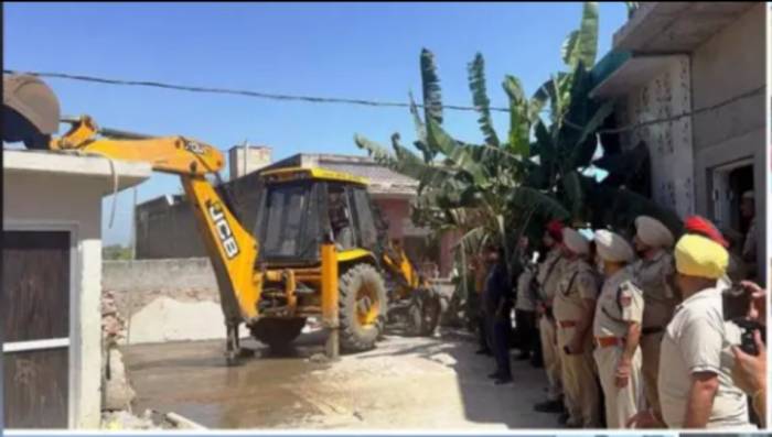 ਜਲੰਧਰ ਦਿਹਾਤੀ ਪੁਲਿਸ ਤੇ ਸਿਵਲ ਪ੍ਰਸ਼ਾਸਨ ਨੇ ਪੰਚਾਇਤੀ ਗਲੀ ‘ਚ ਕਬਜ਼ਾ ਕਰਨ ਵਾਲੀ ਨਸ਼ਾ ਤਸਕਰ ਖਿਲਾਫ਼ ਵੱਡੀ ਕਾਰਵਾਈ