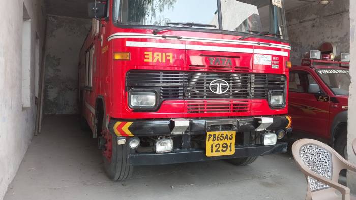 ਬਗੈਰ ਹਾਈ ਸਕਿਊਰਟੀ ਨੰਬਰ ਪਲੇਟਾਂ ਦੇ ਹੀ ਫਿਰੋਜ਼ਪੁਰ ਦੀਆਂ ਸੜਕਾ ਤੇ ਦੋੜਦੀ ਰਹਿੰਦੀ ਹੈ ਫਾਇਰ ਬ੍ਰਿਗੇਡ ਦੀ ਗੱਡੀ।