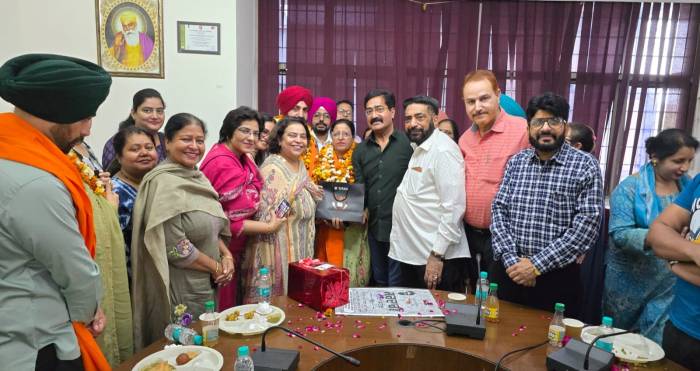 ਸ੍ਰੀਮਤੀ ਇੰਦਰਜੀਤ ਕੌਰ ਐਮ ਐਲ ਟੀ- 1 ਨੂੰ  ਸੇਵਾ ਮੁਕਤੀ ਮੌਕੇ ਦਿੱਤੀ ਨਿੱਘੀ ਵਿਦਾਇਗੀ