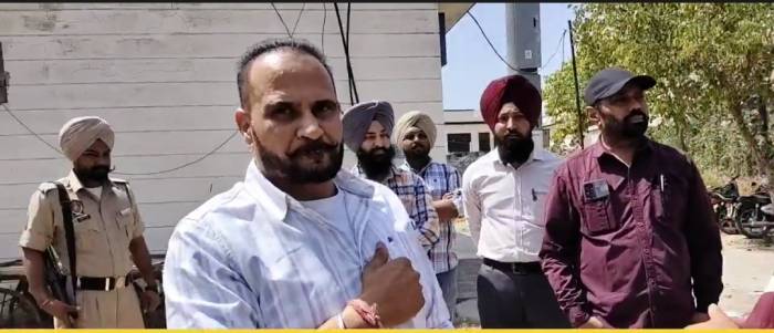 ਰਾਹੋਂ ਰੋਡ ਉੱਪਰ ਪਸ਼ੂ ਹਸਪਤਾਲ ਵਿਖੇ ਗੱਡੀਆਂ ਲਈ ਬਣਾਈ ਜਾ ਰਹੀ ਪਾਰਕਿੰਗ