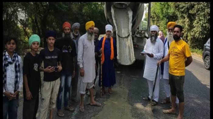 ਸੜਕ ‘ਤੇ ਪਏ ਟੋਇਆਂ ਨੂੰ ਸੰਗਤ ਨੇ ਕਰਵਾਇਆ ਠੀਕ