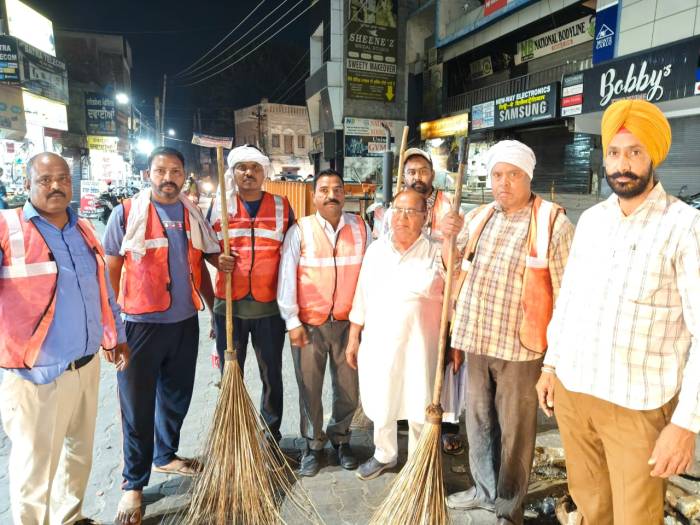 ਨਗਰ ਕੌਂਸਲ ਸ੍ਰੀ ਮੁਕਤਸਰ ਸਾਹਿਬ ਵੱਲੋਂ ਰਾਤ ਨੂੰ ਵੀ ਸ਼ਹਿਰ ਦੀ ਸਾਫ਼-ਸਫਾਈ ਲਈ ਮੁਹਿੰਮ ਦੀ ਸ਼ੁਰੂਆਤ