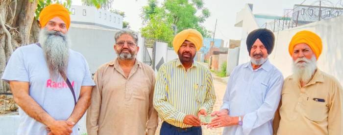 ਪਿੰਡ ਲੱਖਪੁਰ ਵਿਖੇ ਚੱਲ ਰਹੇ ਸੀਵਰੇਜ ਦੇ ਕੰਮ ਲਈ ਪ੍ਰਵਾਸੀ ਭਾਰਤੀ ਨੇ ਦਿੱਤੇ 1 ਲੱਖ ਰੁਪਏ