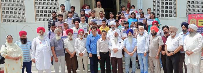 ਸ਼੍ਰੀ ਵਿਸ਼ਵਕਰਮਾ ਮੰਦਰ ਵਿਖੇ ਸਥਿਤ ਕੰਪਿਊਟਰ ਇੰਸਟੀਚਿਊਟ ਵਿਖੇ ਕੋਰਸ ਪੂਰਾ ਕਰਨ ਵਾਲੇ ਸਿਖਿਆਰਥੀਆਂ ਨੂੰ ਸਰਟੀਫਿਕੇਟ ਵੰਡੇ ਗਏ