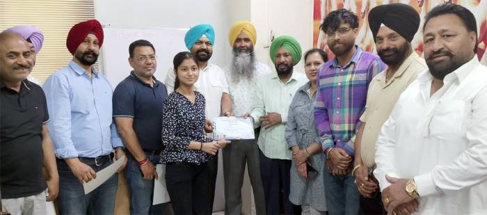 ਅੰਤਰਜੋਤ ਗਰੁੱਪ ਆਫ਼ ਇੰਸਟੀਚਿਊਟਸ ਵਿਖੇ ਕੰਪਿਊਟਰ ਕੋਰਸ ਪੂਰਾ ਕਰਨ ਵਾਲੇ ਵਿਦਿਆਰਥੀਆਂ ਨੂੰ ਵੰਡੇ ਸਰਟੀਫਿਕੇਟ