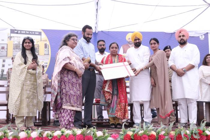 ਪੰਜਾਬ ਸਰਕਾਰ ਵਲੋਂ 8.21 ਕਰੋੜ ਦੀ ਲਾਗਤ ਨਾਲ ਤਿਆਰ  ਬਿਰਧ ਘਰ ਕੈਬਨਿਟ ਮੰਤਰੀ ਬਲਜੀਤ ਕੌਰ, ਐਮ ਪੀ ਮੀਤ ਹੇਅਰ ਤੇ ਹਲਕਾ ਵਿਧਾਇਕ ਉੱਗੋਕੇ ਵਲੋਂ ਬਜ਼ੁਰਗਾ ਨੂੰ ਸਮਰਪਿਤ