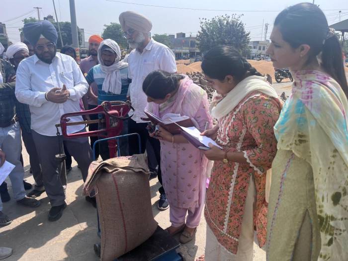 ਖੇਤੀਬਾੜੀ ਅਫ਼ਸਰਾਂ ਵੱਲੋਂ ਆੜਤੀਆਂ ਦੇ ਕੰਡੇ ਵੱਟੇ ਅਤੇ ਤੋਲ ਦੀ ਕੀਤੀ ਗਈ ਚੈੱਕਿੰਗ