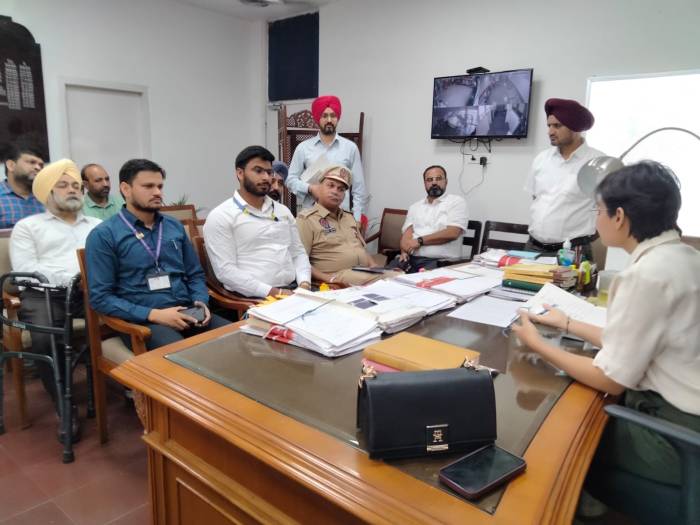 ਮਾਣਯੋਗ ਗਵਰਨਰ ਦੀ ਆਮਦ ਦੇ ਮੱਦੇਨਜ਼ਰ ਕੀਤੀ ਅਧਿਕਾਰੀਆਂ ਨਾਲ ਰੀਵਿਊ ਮੀਟਿੰਗ