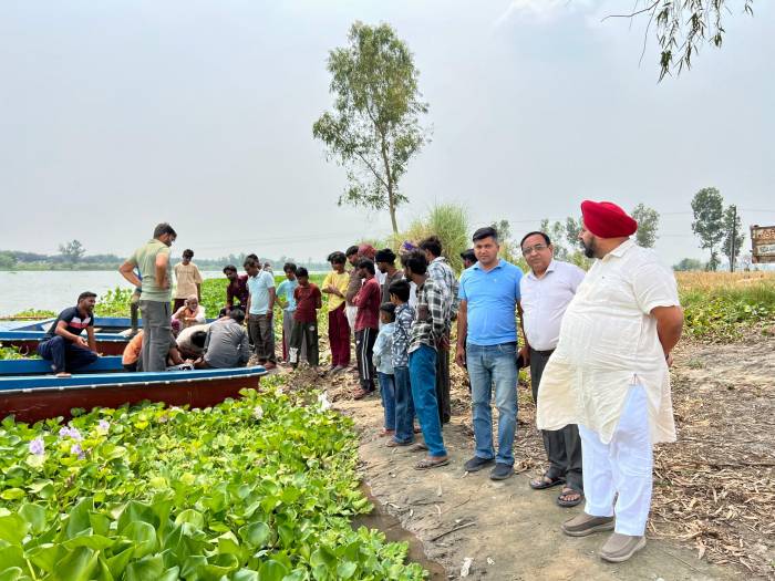 ਸਤਲੁਜ ਦਰਿਆ ਦੇ ਪਾਰਲੇ ਪਿੰਡ ਖੁੰਦਰ ਗੱਟੀ ਦੇ ਲੋਕਾਂ ਨੂੰ 2 ਕਿਸ਼ਤੀਆਂ ਦਿੱਤੀਆਂ 