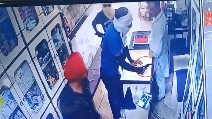 ਸ਼ਹਿਰ ਦੇ ਭੀੜ ਵਾਲੇ ਇਲਾਕੇ ’ਚ ਵੱਡੀ ਵਾਰਦਾਤ, ਮੈਡੀਕਲ ਸਟੋਰ ਤੋਂ ਡੇਢ ਲੱਖ ਰੁਪਏ ਲੁੱਟ ਕੇ ਫ਼ਰਾਰ ਹੋਏ ਨਕਾਬਪੋਸ਼