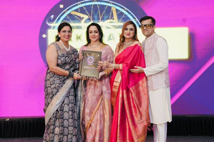 ਫਰੀਦਕੋਟ ਦੀ ਸਖਦੀਪ ਕੌਰ ਨੂੰ ਪ੍ਰਸਿੱਧ ਅਭਿਨੇਤਰੀ ਹੇਮਾ ਮਾਲਿਨੀ ਨੇ ਮੁੰਬਈ ਵਿਖੇ ਕੀਤਾ ਸਨਮਾਨਿਤ