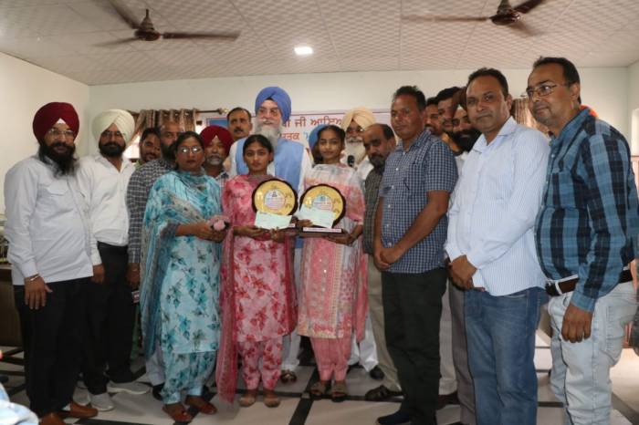 ਟਾਪਰ ਵਿਦਿਆਰਥਣਾਂ ਦਾ ਪੰਜ-ਪੰਜ ਹਜ਼ਾਰ ਦੀ ਰਾਸ਼ੀ ਨਾਲ ਸਨਮਾਨ