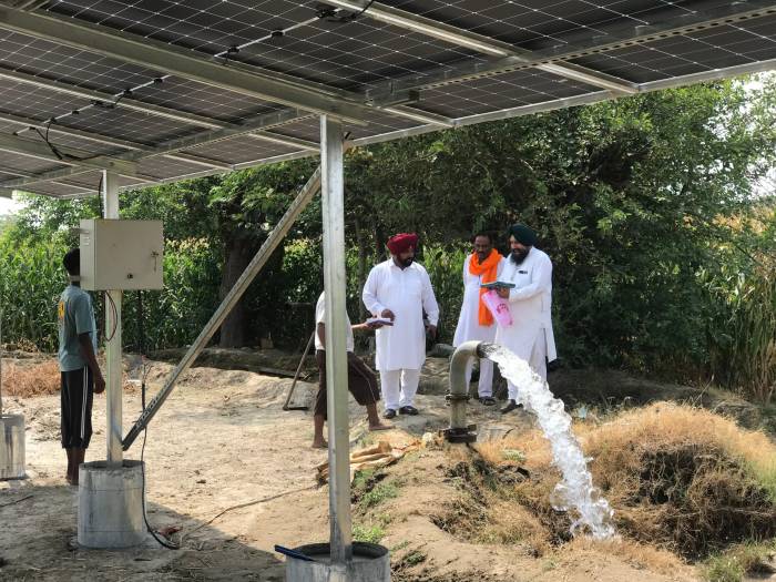 ਸਰਪੰਚ ਭਜਨ ਸਿੰਘ ਸੈਫਲਾਬਾਦ ਨੇ ਪੰਚਾਇਤੀ ਜਮੀਨ ’ਚ ਲਗਾਈਆਂ 2 ਸੋਲਰ ਮੋਟਰਾਂ