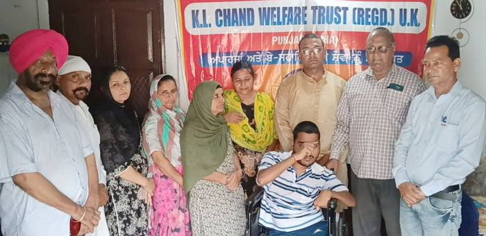ਕੇ.ਆਈ.ਐਲ. ਚਾਂਦ ਟਰੱਸਟ ਨੇ ਪਿੰਡ ਚੱਕ ਪ੍ਰੇਮਾ ਦੇ ਲੋੜਵੰਦ ਨੂੰ ਭੇਂਟ ਕੀਤੀ ਵ੍ਹੀਲ ਚੇਅਰ
