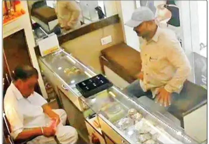 ਸੁਨਿਆਰੇ ਦੀ ਦੁਕਾਨ ਤੋਂ ਲੁਟੇਰੇ ਗਹਿਣੇ ਲੈ ਕੇ ਫ਼ਰਾਰ