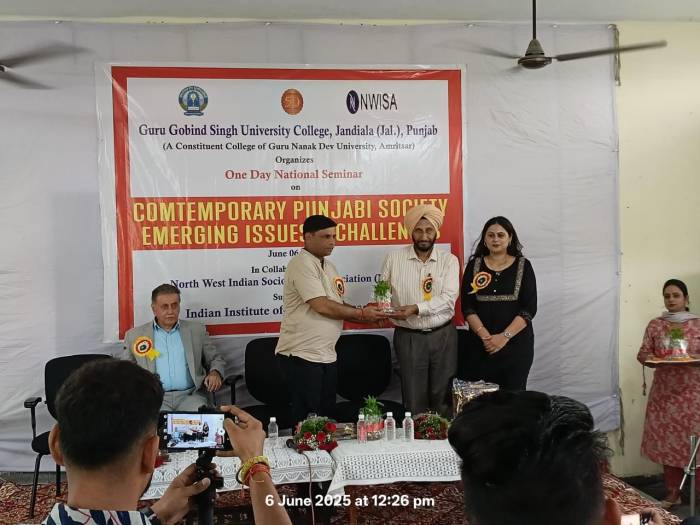 ਡਾਂ ਬਲੀ ਬਹਾਦਰ ਮੁਕਤਸਰ ਐਸੋਸੀਏਟ ਪ੍ਰੋਫੈਸਰ ਦਾ ਪੰਜਾਬ ਯੂਨੀਵਰਸਿਟੀ ਕਾਲਜ ਵਿਖੇ ਵਿਸ਼ੇਸ਼ ਸਨਮਾਨ 