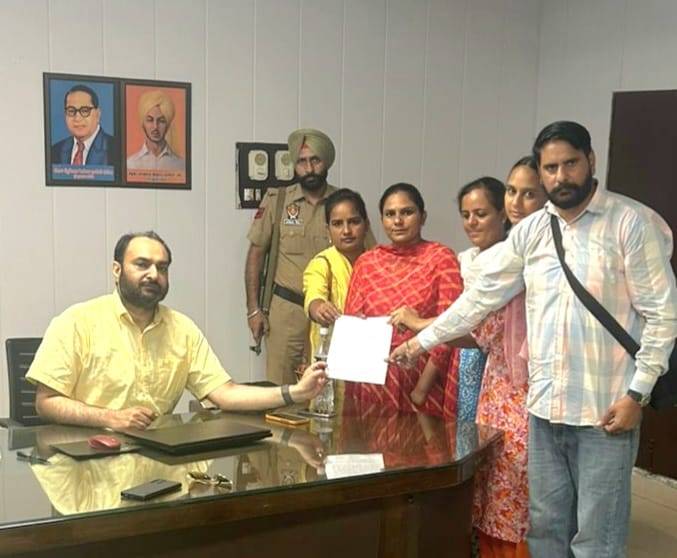 ਢਾਈ ਸਾਲ ਤੋਂ ਮਿਹਨਤਾਨਾ ਉਡੀਕ ਰਹੇ ਟਿਊਸ਼ਨ ਟੀਚਰਾਂ ਨੇ ਏ ਡੀ ਸੀ ਨੂੰ ਮੰਗ ਪੱਤਰ ਦਿੱਤਾ