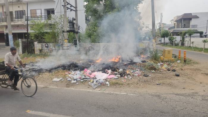 ਸਖ਼ਤ ਗਰਮੀ ਦੇ ਚਲਦੇ  ਕਪੂਰਥਲਾ ਵਿੱਚ ਦਰੱਖਤਾਂ  ਦੀ ਕਟਾਈ ਅਤੇ ਕੂੜੇ ਦੇ ਢੇਰਾਂ ਨੂੰ ਅੱਗ ਲਗਾਈ ਜਾ ਰਹੀ ਹੈ