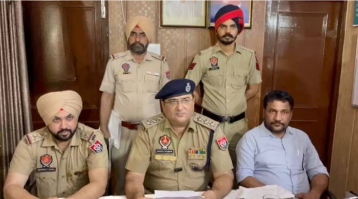 ਪਿੰਡ ਦਲ ਸਿੰਘ ਵਾਲਾ ਵਿਖੇ ਚੋਰੀ ਦੀ ਵਾਰਦਾਤ ਨੂੰ ਅੰਜਾਮ ਦੇਣ ਵਾਲੇ ਗਿਰੋਹ ਦੇ 02 ਮੈਬਰ ਫਰੀਦਕੋਟ ਪੁਲਿਸ ਦੀ ਗ੍ਰਿਫਤ ਚ, ਦੋਸ਼ੀਆ ਪਾਸੋ ਚੋਰੀ ਕੀਤੀ ਨਕਦੀ ਅਤੇ ਗਹਿਣੇ ਵੀ ਕੀਤੇ ਬਰਾਮਦ