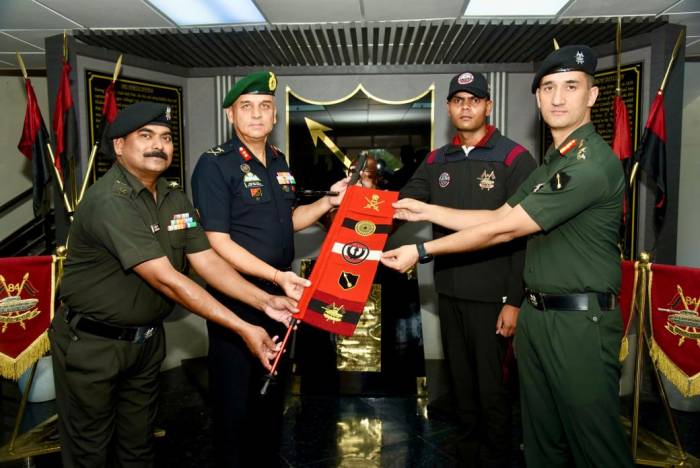 ਵਜਰਾ ਕੋਰ ਦੇ ਜਵਾਨਾਂ ਨੇ ਸ਼ਕਤੀਸ਼ਾਲੀ ਅਤੇ ਧੁੰਦਲੇ ਧੌਲਾਧਰ ਪਹਾੜਾਂ ਵਿੱਚ 150 ਕਿਲੋਮੀਟਰ ਦੀ ਅਣਪਛਾਤੀ ਯਾਤਰਾ ਸ਼ੁਰੂ ਕੀਤੀ।