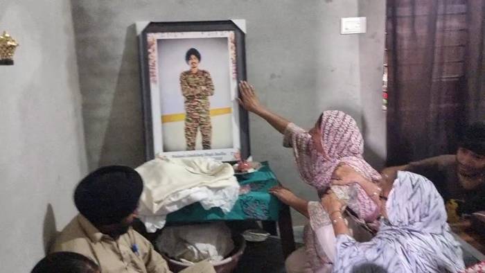 24 ਦਿਨਾ ਬਾਅਦ ਵੀ ਪੀੜਤ ਪਰਿਵਾਰ ਅਗਨੀਵੀਰ ਦੀਆਂ ਅਸਥੀਆਂ ਜਲ ਪ੍ਰਵਾਹ ਕਰਨ ਤੋਂ ਇਨਕਾਰੀ