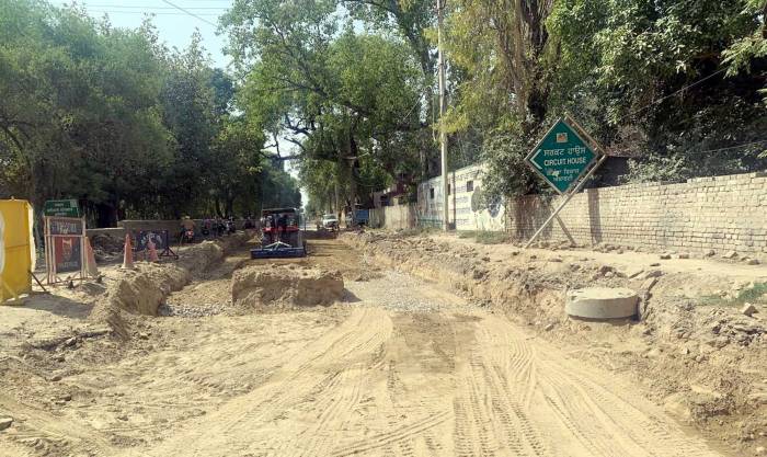 ਫਰੀਦਕੋਟ ’ਚ ਮੱਠੀ ਰਫਤਾਰ ਨਾਲ ਪਾਈਪਾਂ ਪਾਉਣ ਦੇ ਕੰਮ ਕਾਰਨ ਦੁਕਾਨਦਾਰ ਪ੍ਰੇਸ਼ਾਨ!