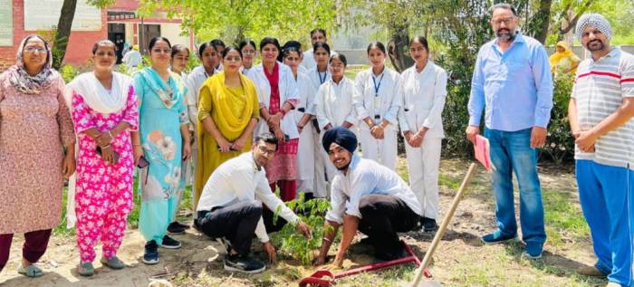 ਆਓ ਮਿਲ ਕੇ ਰੁੱਖ ਲਗਾਈਏ, ਵਾਤਾਵਰਣ ਨੂੰ ਸਾਫ ਬਣਾਈਏ