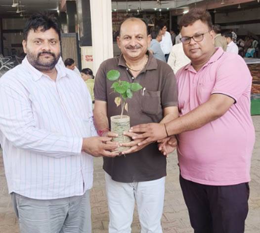 ਵਿਸ਼ਵ ਵਾਤਾਵਰਨ ਦਿਵਸ ਨੂੰ ਸਮਰਪਿਤ ਨਵ ਨਿਯੁਕਤ ਪ੍ਰਧਾਨ ਤਰਸੇਮ ਗੋਇਲ ਨੂੰ ਪੌਦਾ ਦੇ ਕੇ ਐਡਵੋਕੇਟ ਅਮਨ ਮਿੱਤਲ ਨੇ ਕੀਤਾ ਸਨਮਾਨਿਤ