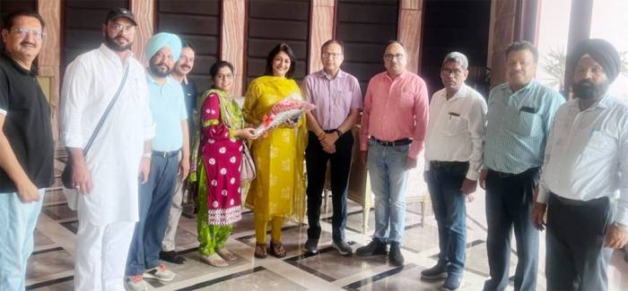 ਡਿਪਟੀ ਮੈਡੀਕਲ ਕਮਿਸ਼ਨਰ ਡਾ. ਬੰਦਨਾ ਬਾਂਸਲ ਨੂੰ ਸਟਾਫ਼ ਵੱਲੋਂ ਦਿੱਤੀ ਗਈ ਵਿਦਾਇਗੀ ਪਾਰਟੀ