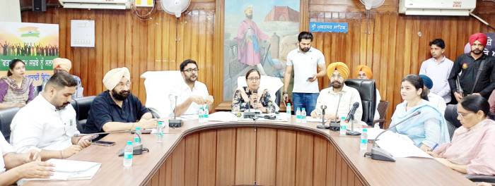 ਕੈਬਨਿਟ ਮੰਤਰੀ ਵੱਲੋਂ ਮਲੋਟ ਹਲਕੇ ਦੇ ਵਿਕਾਸ ਕਾਰਜਾਂ ਦੀ ਸਮੀਖਿਆ ਲਈ ਪ੍ਰਸ਼ਾਸਨਿਕ ਅਧਿਕਾਰੀਆਂ ਨਾਲ ਮੀਟਿੰਗ