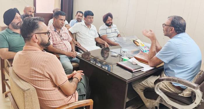 ਡੈਮੋਕ੍ਰੈਟਿਕ ਟੀਚਰਜ਼ ਫਰੰਟ ਦਾ ਵਫ਼ਦ ਜ਼ਿਲ੍ਹਾ ਸਿੱਖਿਆ ਅਧਿਕਾਰੀ ਨੂੰ ਮਿਲਿਆ