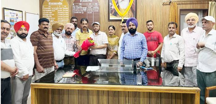 ਸਾਂਝੀ ਏਕਤਾ ਕਰਮਚਾਰੀ ਐਸੋਸੀਏਸ਼ਨ ਦੇ ਆਹੁਦੇਦਾਰਾਂ ਨੇ ਸਿਵਲ ਸਰਜਨ ਨੂੰ ਕੀਤਾ ਸਨਮਾਨਿਤ