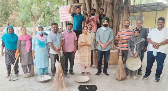 ਮੈਡੀਕਲ ਅਫਸਰ ਵਲੋਂ ਸਿਵਲ ਹਸਪਤਾਲ ਦੇ ਸਟਾਫ ਨੂੰ ਨਾਲ ਲੈਕੇ ਹਸਤਪਾਲ ਨੂੰ ਸਾਫ ਕਰਨ ਲਈ ਚਲਾਈ ਕਲੀਨਲੀਨੈੱਸ ਡਰਾਇਵ