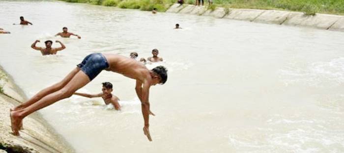 ਗਰਮੀ ਤੋਂ ਰਾਹਤ ਪਾਉਣ ਲਈ ਜਾਨ ਦਾਅ ’ਤੇ ਲਾ ਕੇ ਨਹਾ ਰਹੇ ਨੌਜਵਾਨ