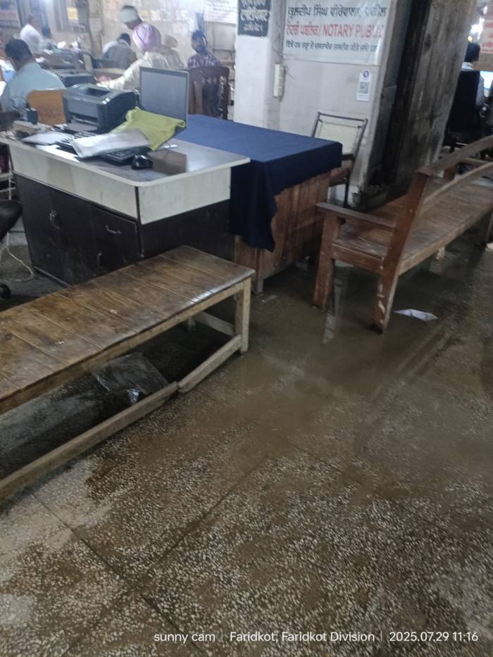 ਮਿੰਨੀ ਸਕੱਤਰੇਤ ਟਾਈਪਿਸਟ ਅਤੇ ਫੋਟੋ ਸਟੇਟ ਹਾਲ ’ਚ ਗੰਦੇ ਪਾਣੀ ਤੋਂ ਪ੍ਰੇਸ਼ਾਨ ਲੋਕ!