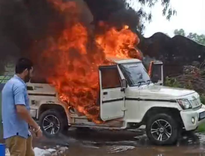 ਕਪੂਰਥਲਾ ਵਿੱਚ ਸੜਕ ਕਿਨਾਰੇ ਖੜ੍ਹੀ ਇੱਕ ਬੋਲੈਰੋ ਕਾਰ ਨੂੰ ਲੱਗੀ ਅੱਗ