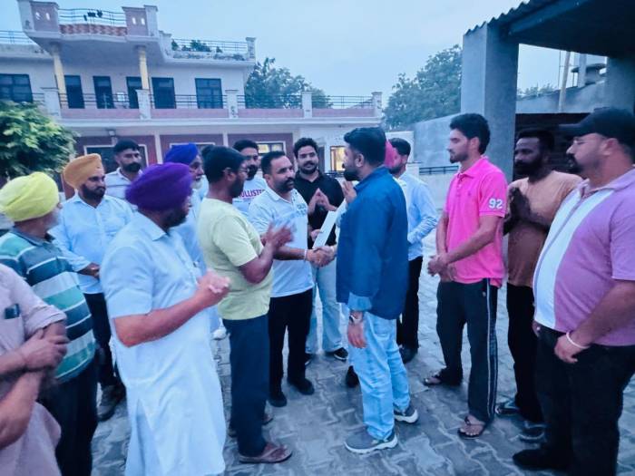 ਵਿਧਾਇਕ ਅਮੋਲਕ ਸਿੰਘ ਨੇ ਪਿੰਡ ਦੇ ਵਿਕਾਸ ਕਾਰਜਾਂ ਲਈ ਸਰਪੰਚ ਕਿੰਦਾ ਢਿੱਲੋਂ ਨੂੰ ਸੌਂਪਿਆ ਚੈੱਕ