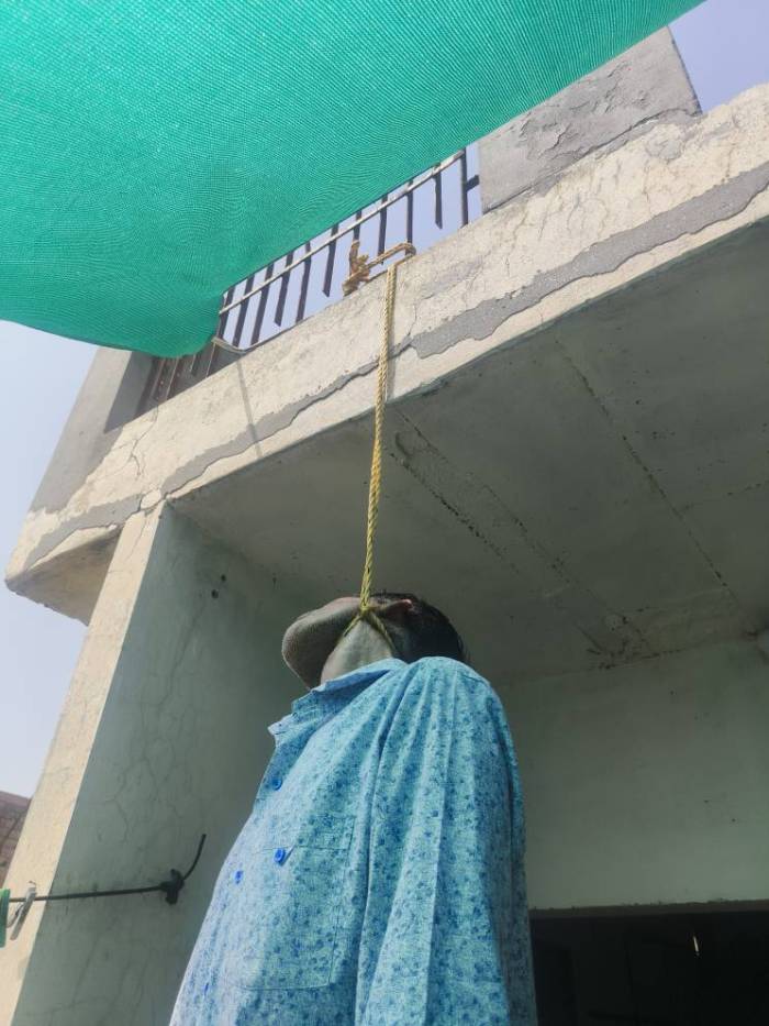 ਪ੍ਰਵਾਸੀ ਮਜਦੂਰ ਦੀ ਗਰਿੱਲ ਨਾਲ ਲਟਕਦੀ ਮਿਲੀ ਲਾਸ਼, ਜੇਬ ’ਚੋਂ ਨਿਕਲਿਆ ਖੁਦਕੁਸ਼ੀ ਨੋਟ!