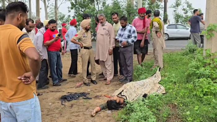 ਕਮਲ ਕੌਰ ਭਾਬੀ’ ਵਾਂਗ ਪੰਜਾਬ ‘ਚ ਇਕ ਹੋਰ ਮਰਡਰ, ਡੂੰਘੀਆਂ ਸੱਟਾਂ ਦੇ ਨਿਸ਼ਾਨ, ਕੁੱਤਿਆਂ ਨੇ ਨੋਚਿਆ ਸਰੀਰ ਫੈਲੀ ਸਨਸਨੀ, ਲੋਕ ਹੋ ਗਏ ਇਕੱਠੇ