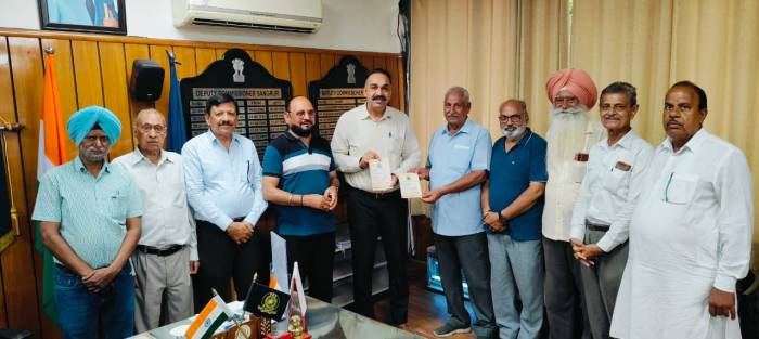 ਨਿਰੋਇਆ ਸਮਾਜ ਸਿਰਜਣ ਲਈ ਸਾਹਿਤਕਾਰਾਂ ਦਾ ਵਿਸ਼ੇਸ਼ ਯੋਗਦਾਨ :ਡੀ.ਸੀ. ਸੰਦੀਪ ਰਿਸ਼ੀ