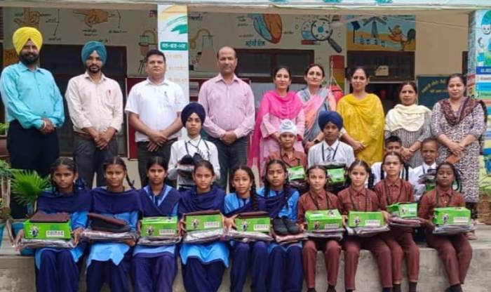 ਸਰਕਾਰੀ ਸੀਨੀਅਰ ਸੈਕੰਡਰੀ ਸਕੂਲ ਖੁੱਡੀ ਖ਼ੁਰਦ ਵਿਖੇ ਵਿਦਿਆਰਥੀਆਂ ਨੂੰ ਵੰਡੀਆਂ ਵਰਦੀਆਂ‌