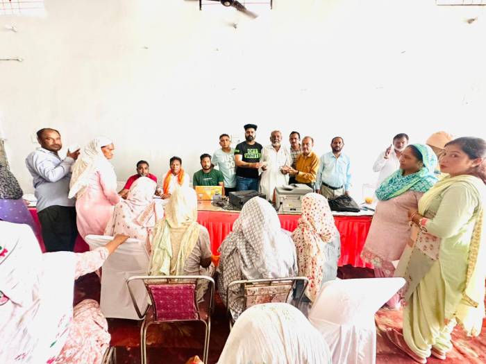 ਭਾਜਪਾ ਦੇ ਸੇਵਾਦਾਰ ਆਪ ਦੇ ਦਰਵਾਜ਼ੇ ਤੇ ਆਏ ਅਤੇ ਪਿੰਡ ਵਰਿਆਂਹ ਦੌਨਾ ਵਿੱਚ ਲਗਾਇਆ ਰਾਹਤ ਕੈਂਪ 